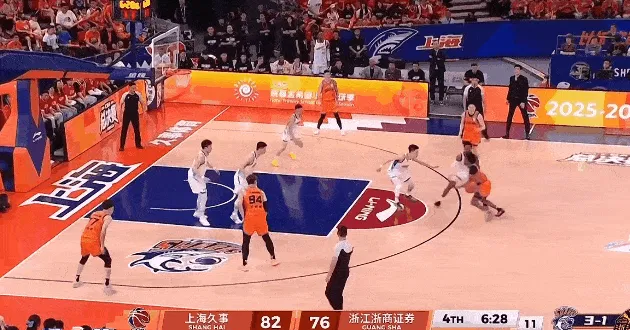 开云-张镇麟身后追防大帽布朗，古德温挑篮打成2+1再领先9分
